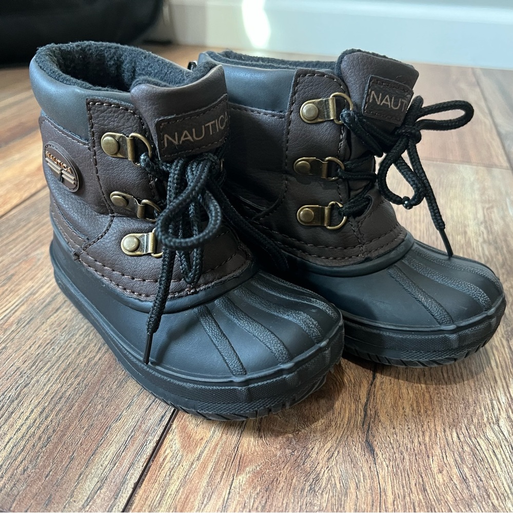 Nautica kids Snow/Rain boots sz 8